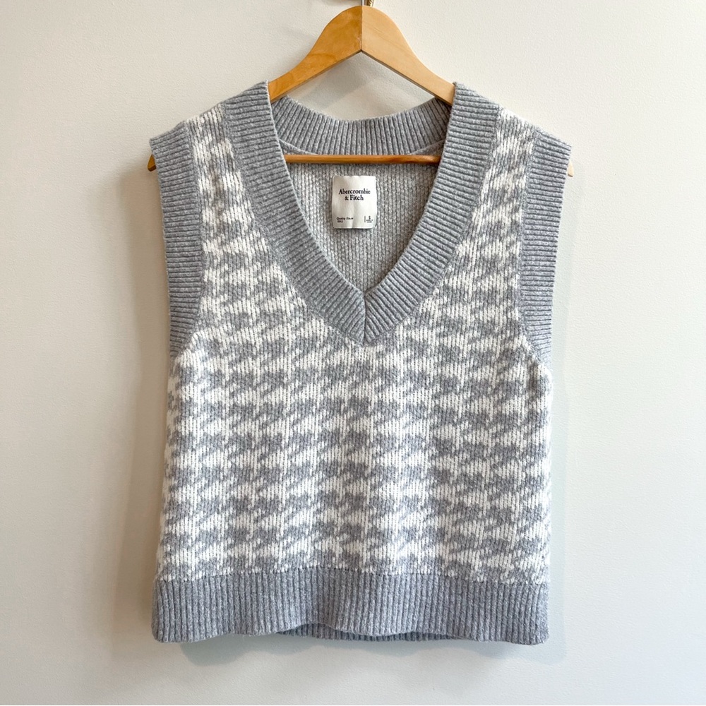Abercrombie & Fitch Gray & White Fuzzy Ribbed Houndstooth V-Neck Sweater Vest S